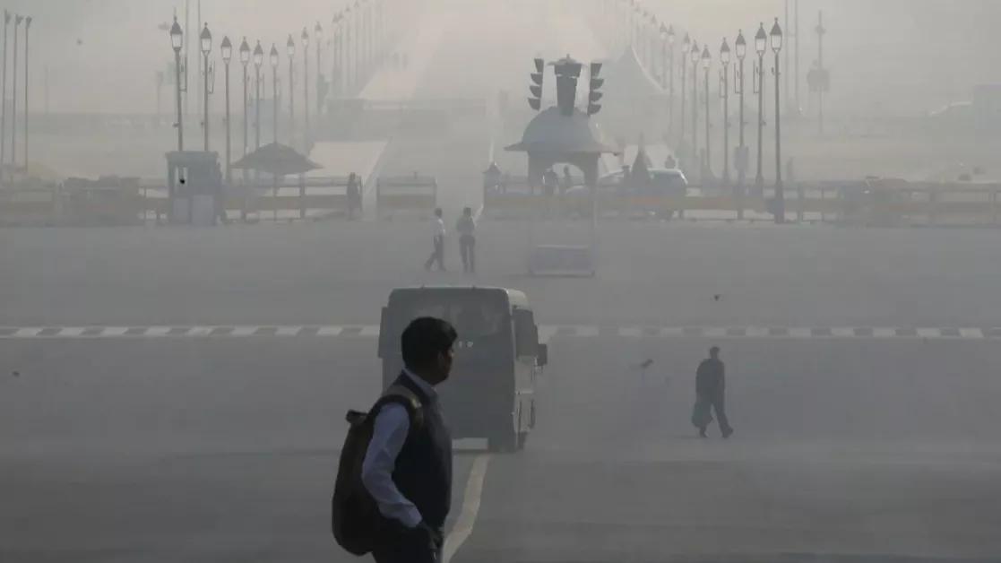 Delhi-NCR Air Pollution Worsens as AQI Stays in Very Poor Category, Visibility and Health Impacted