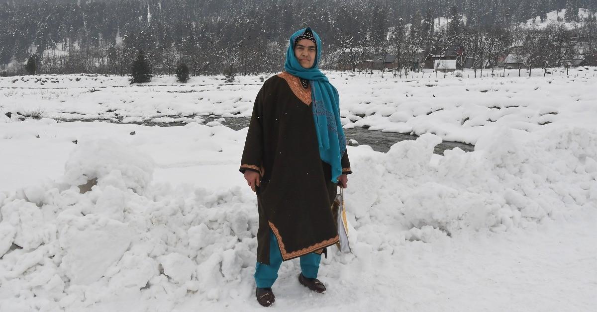 Kashmiri Postwoman Defies Winters for 30 Years to Serve Her Village