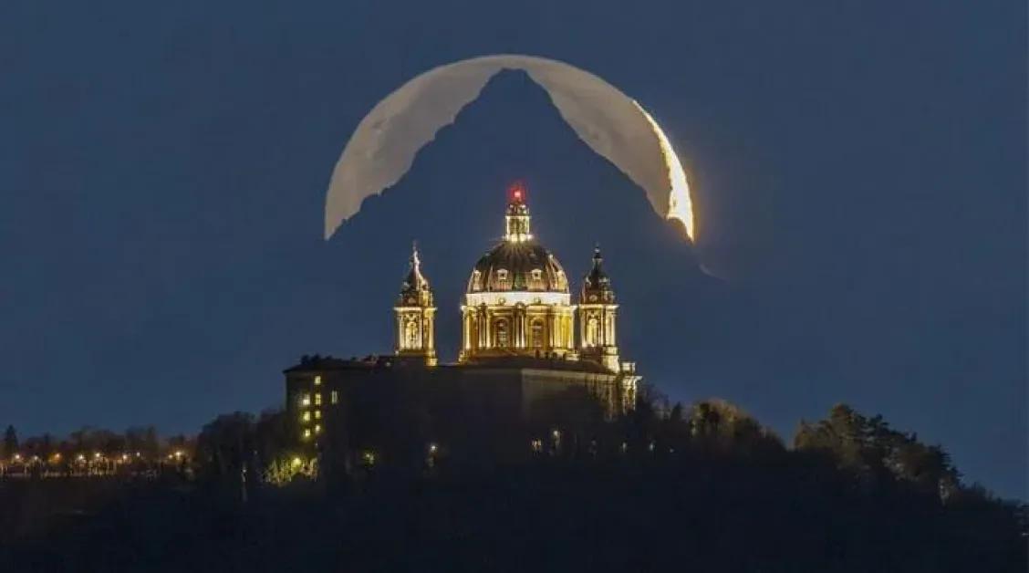 Photographer’s Moon Photo Wins NASA’s Astronomy Picture of the Day