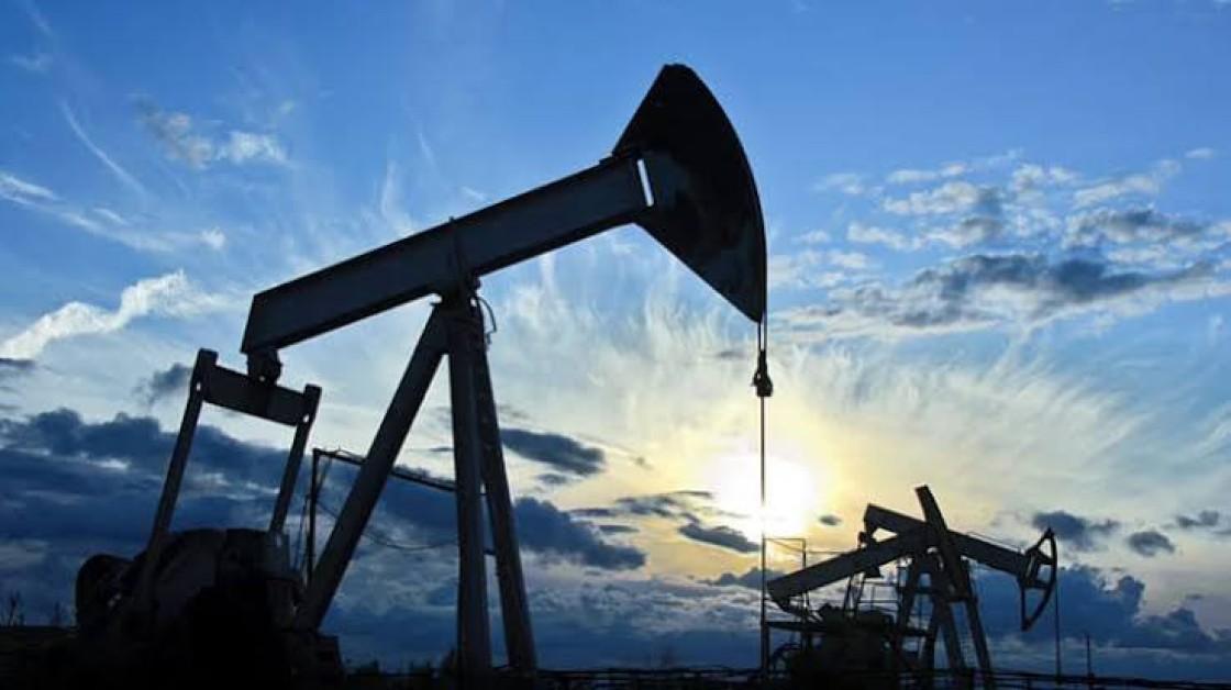 Sensex Falls 383 Points, Nifty Ends Below 23,800 as Oil and FII Selling Weigh