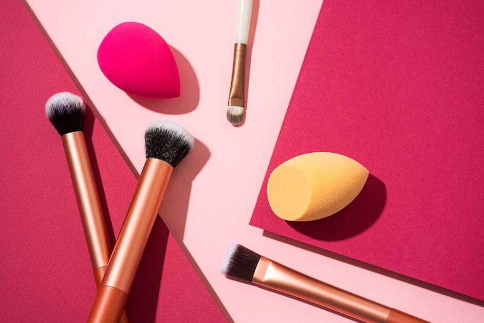 The Effect of Makeup Brushes vs. Sponges on Your Skin and Application