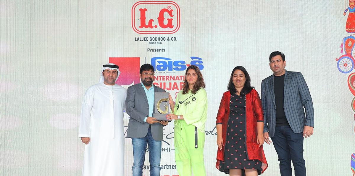 Suresh Kumar Kosagi was awarded as Midday best capital management advisor by Esha Khoplekar in Dubai which was marked by the presence of many Bollywood celebrities, businessmen, and famous personalities.